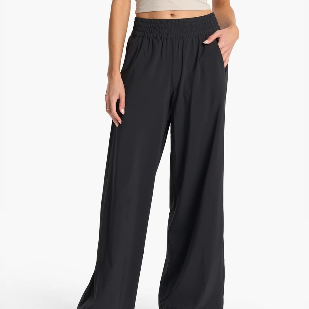 Vuori Women's Black Wide-Leg Villa Pants Short